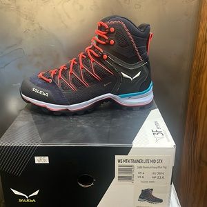 Salewa Women’s Trainer literally MID GTX color: Premium Navy/Blue Fog